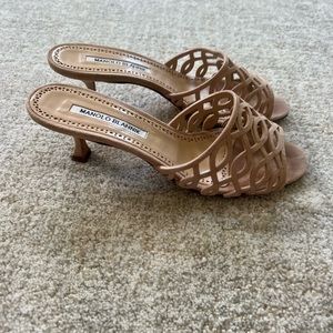 Manolo blahnik nude heels